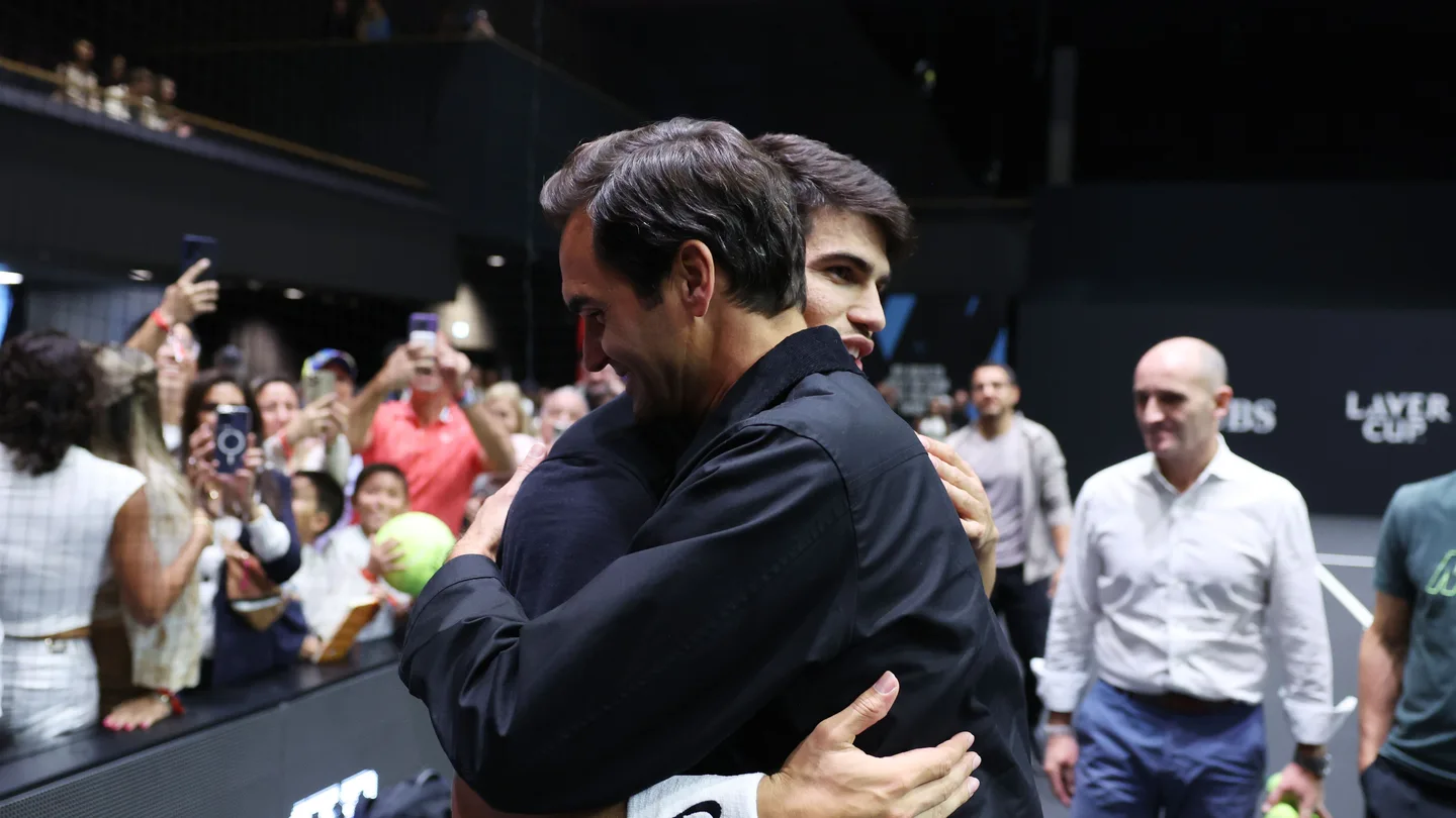 Carlos Alcaraz y Roger Federer Carlos Alcaraz y Roger Federer