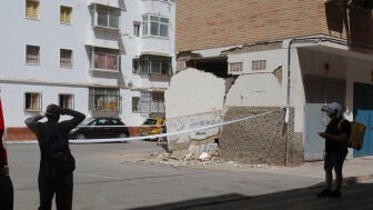 Desperfectos en una cochera del barrio granadino del Zaid&oacute;n despu&eacute;s de los numerosos terremotos registrados en Granada la semana pasada.