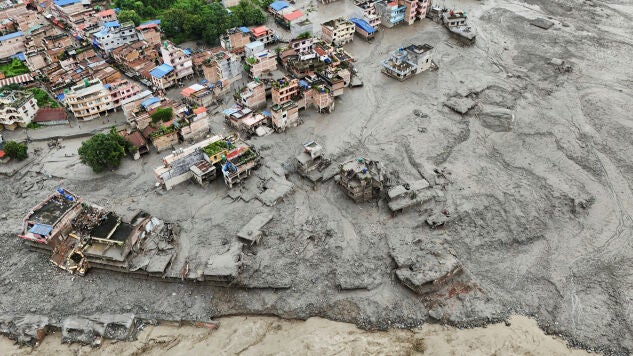 Imagen tomada con un dron muestra el lodo cubriendo Trishuli, distrito de Nuwakot, Nepal