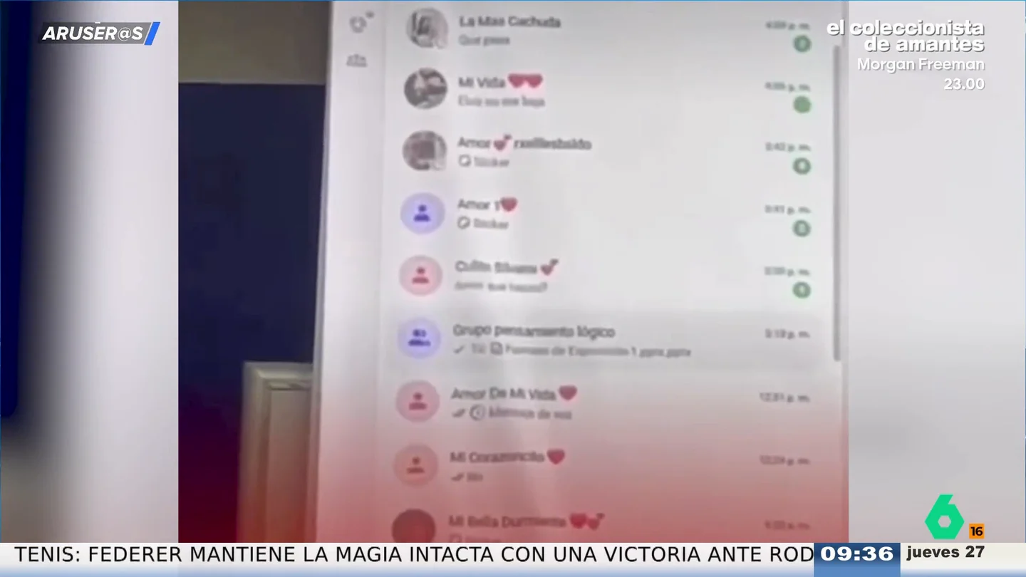El 'tierra, trágame' de un profesor al proyectar por accidente sus chats de WhatsApp delante de sus alumnos El 'tierra, trágame' de un profesor al proyectar por accidente sus chats de WhatsApp delante de sus alumnos