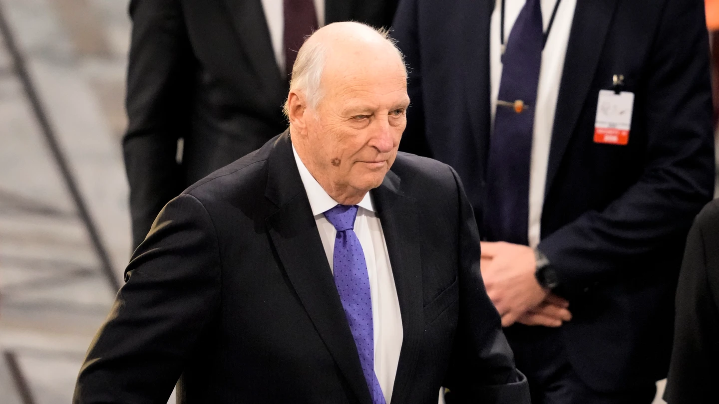 El rey Harald V de Noruega abandona la ceremonia de entrega del Premio Nobel de la Paz celebrada en el Ayuntamiento de Oslo, Noruega, en 2022. El rey Harald V de Noruega abandona la ceremonia de entrega del Premio Nobel de la Paz celebrada en el Ayuntamiento de Oslo, Noruega, en 2022.