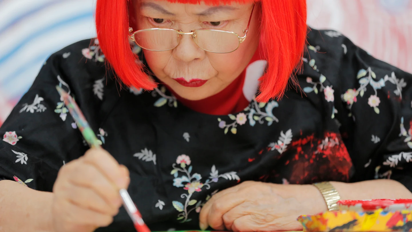 La artista japonesa Yayoi Kusama trabajando en su estudio de Tokio. La artista japonesa Yayoi Kusama trabajando en su estudio de Tokio.