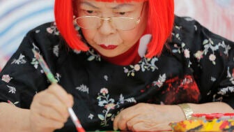 La artista japonesa Yayoi Kusama trabajando en su estudio de Tokio.