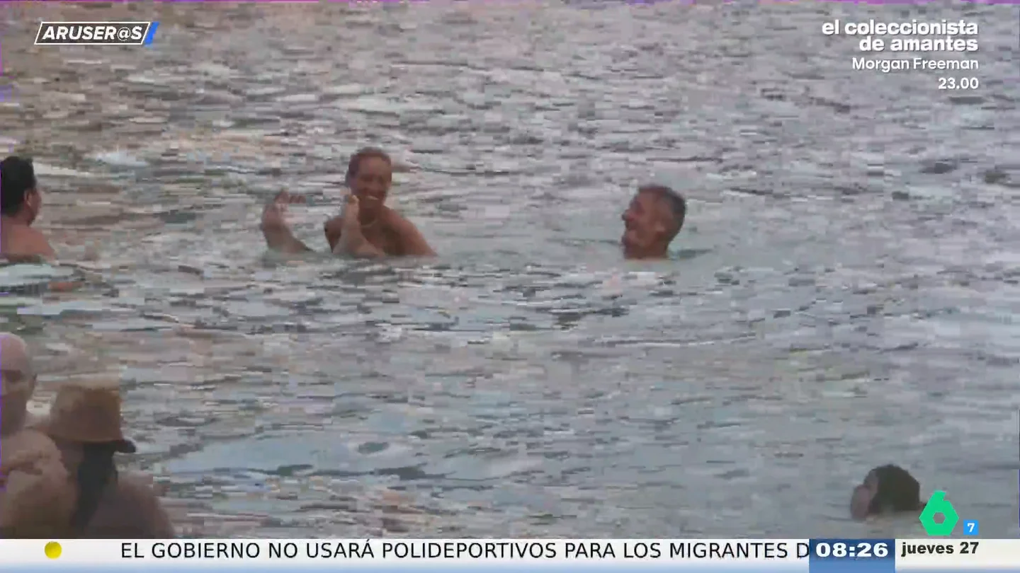 Iñaki Urdangarin y Ainhoa Armentia, en Mallorca Alfonso Arús, al ver a Iñaki Urdangarin y Ainhoa Armentia en Mallorca: "Me dan vergüenza los adultos que juegan en el agua como niños"