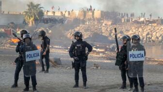 Polic&iacute;as durante una manifestaci&oacute;n para protestar por la situaci&oacute;n provocada por su llegada masiva, a 27 de agosto de 2026, en Ceuta (Espa&ntilde;a). 