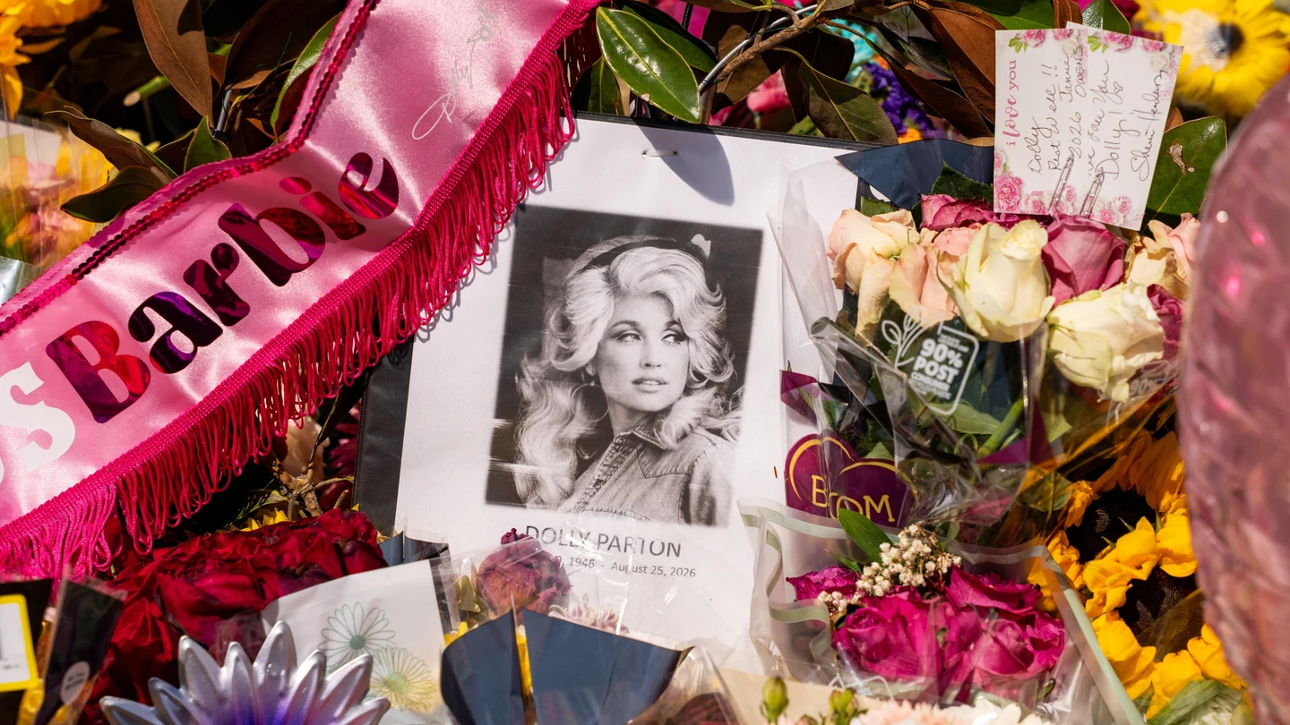Flores y otros objetos en memoria de Dolly Parton son depositados en la entrada de su casa Flores y otros objetos en memoria de Dolly Parton son depositados en la entrada de su casa