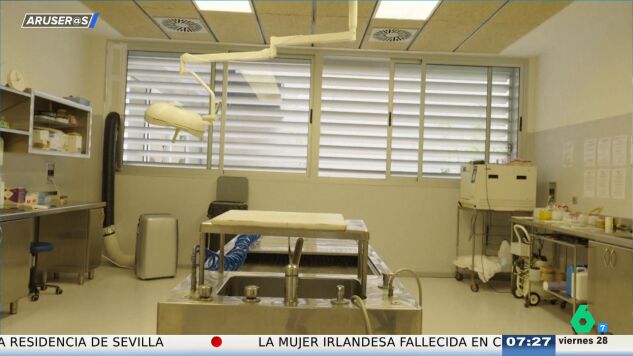 Una empleada de una funeraria pierde su trabajo tras llevar a su amiga y a su hermana a la morgue para ver preparar un cad&aacute;ver