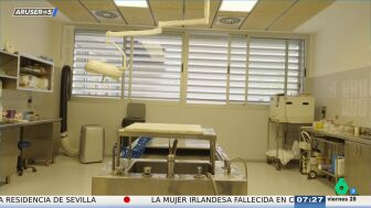 Una empleada de una funeraria pierde su trabajo tras llevar a su amiga y a su hermana a la morgue para ver preparar un cad&aacute;ver