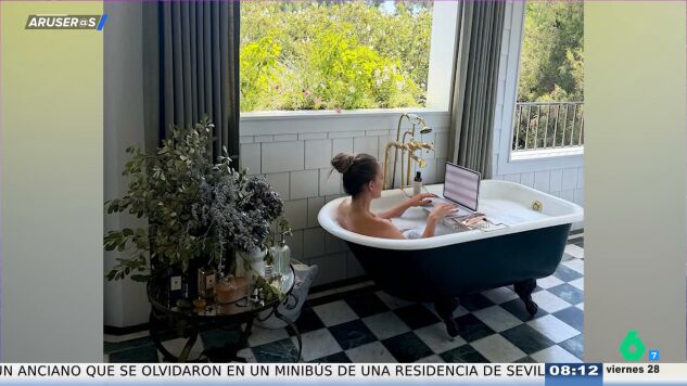 La surrealista oficina de Jennifer Lopez: as&iacute; trabaja con el port&aacute;til en su espectacular ba&ntilde;era
