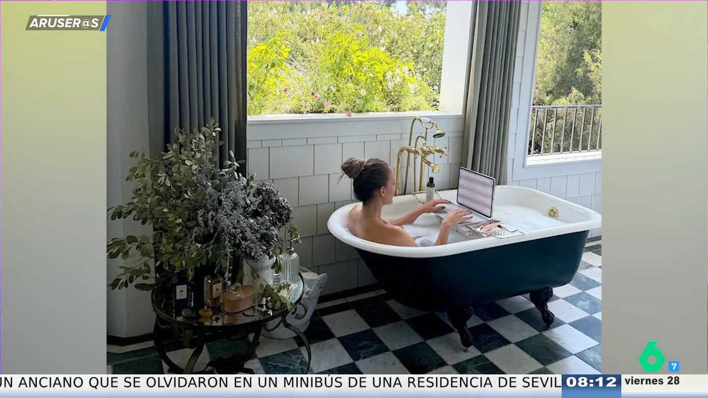 La surrealista oficina de Jennifer Lopez: así trabaja con el portátil en su espectacular bañera La surrealista oficina de Jennifer Lopez: así trabaja con el portátil en su espectacular bañera