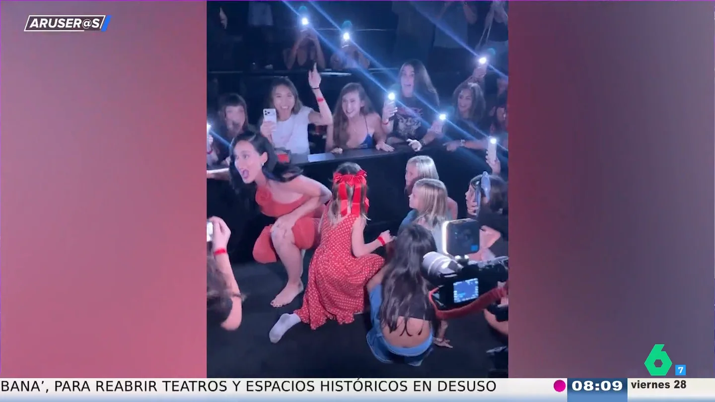 Katy Perry sorprende a sus fans tras ver su documental en un cine de Los Ángeles Katy Perry sorprende a sus fans tras ver su documental en un cine de Los Ángeles