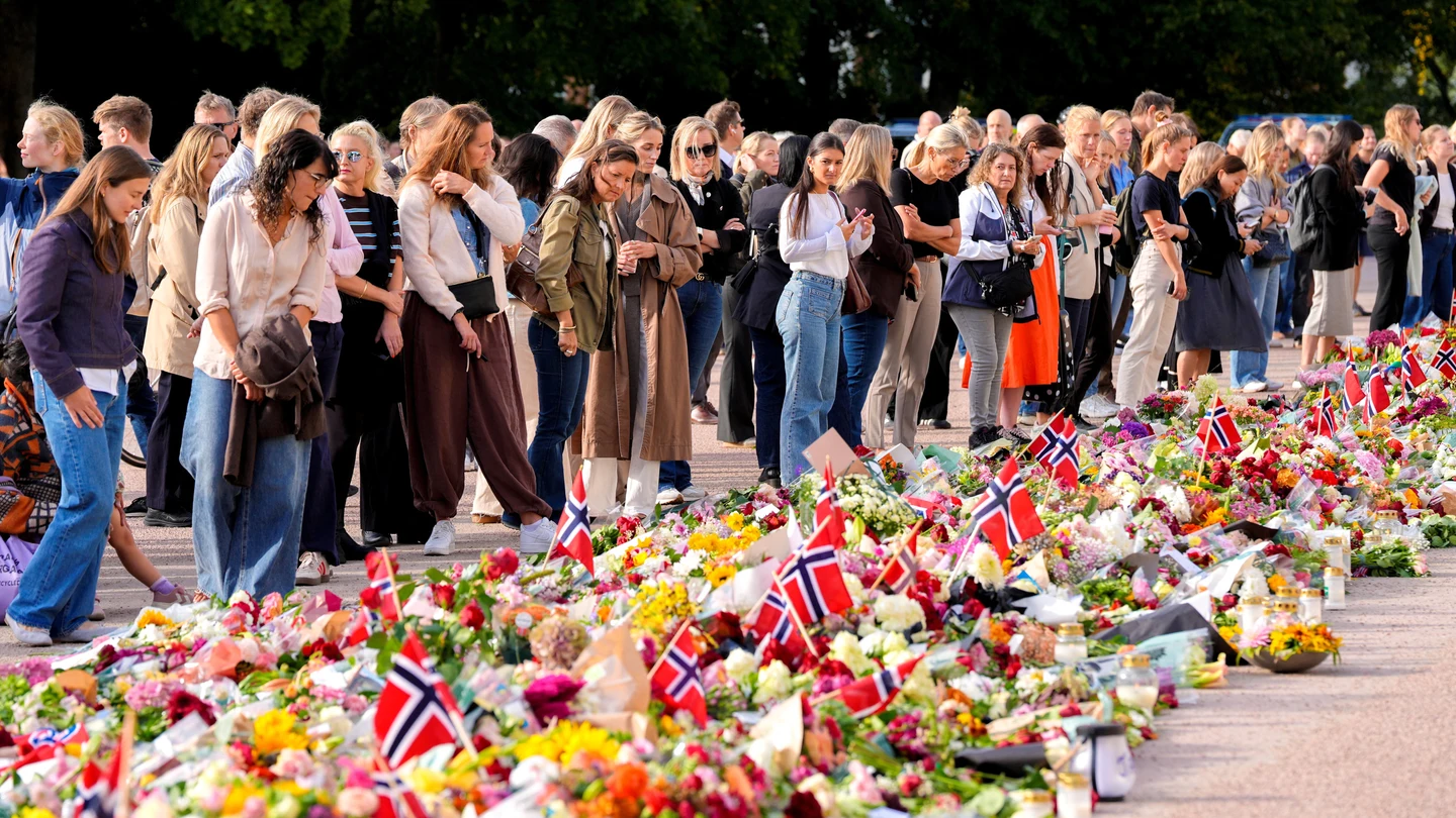 Numerosas personas acuden a Slottsplassen, en Oslo (Noruega), tras anunciarse el fallecimiento del rey Harald V, el 28 de agosto de 2026. Numerosas personas acuden a Slottsplassen, en Oslo (Noruega), tras anunciarse el fallecimiento del rey Harald V, el 28 de agosto de 2026.