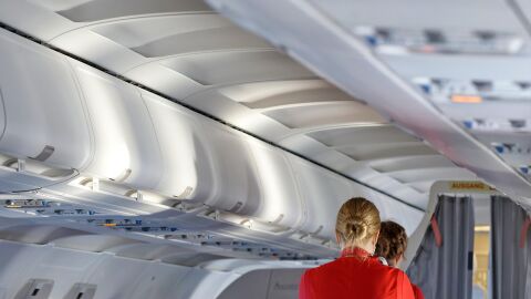 Auxiliar en cabina durante el vuelo