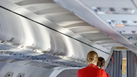 Auxiliar en cabina durante el vuelo Auxiliar en cabina durante el vuelo
