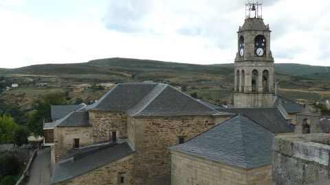 Torre de la iglesia vista desde el castillo