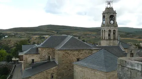Torre de la iglesia vista desde el castillo Torre de la iglesia vista desde el castillo