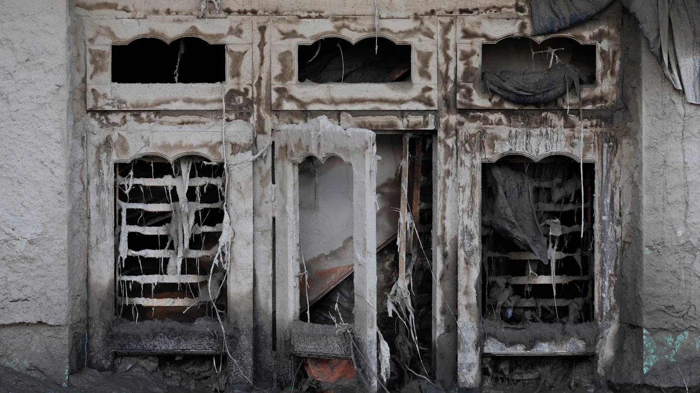 Una ventana dañada y cubierta de barro de una casa tras unas inundaciones repentinas en Trishuli, distrito de Nuwakot, Nepal, el 28 de agosto de 2026. Una ventana dañada y cubierta de barro de una casa tras unas inundaciones repentinas en Trishuli, distrito de Nuwakot, Nepal, el 28 de agosto de 2026.