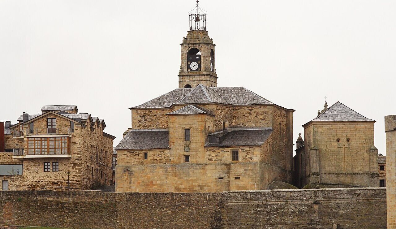 Iglesia de Santa Mar&iacute;a del Azogue en Puebla de Sanabria vista desde el r&iacute;o