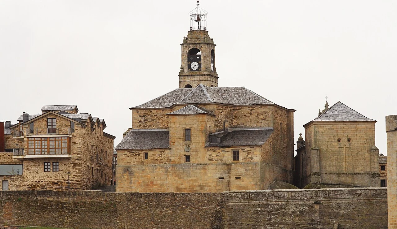 Iglesia de Santa María del Azogue en Puebla de Sanabria vista desde el río