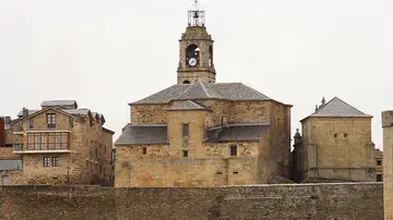Iglesia de Santa María del Azogue en Puebla de Sanabria vista desde el río Iglesia de Santa María del Azogue en Puebla de Sanabria vista desde el río