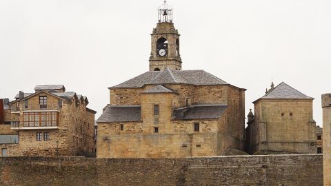 Iglesia de Santa Mar&iacute;a del Azogue en Puebla de Sanabria vista desde el r&iacute;o