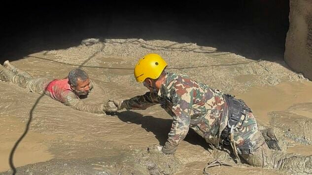 Rescatan a una persona de las inundaciones en el Himalaya