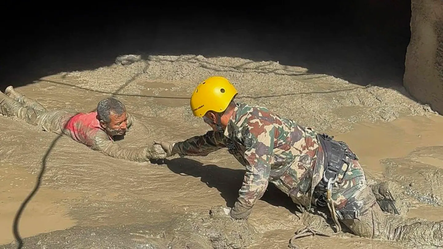 Rescatan a una persona de las inundaciones en el Himalaya Rescatan a una persona de las inundaciones en el Himalaya