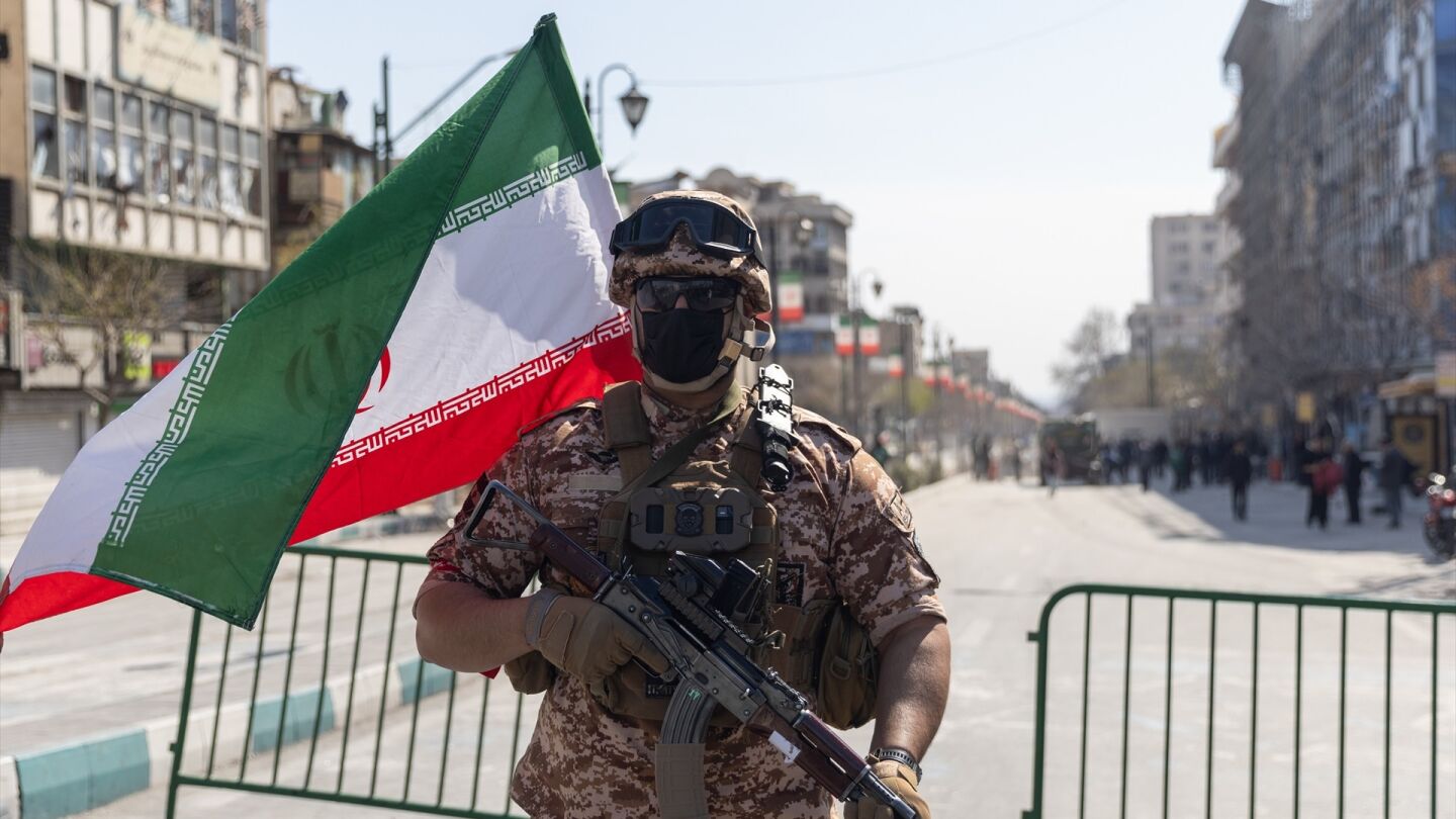 Un miembro de la Guardia Revolucionaria de Ir&aacute;n en una imagen de archivo