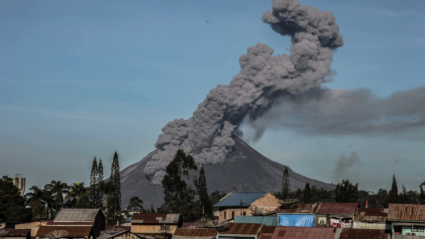 Imagen de archivo de la erupción del volcán Sinabung en agosto de 2020 Imagen de archivo de la erupción del volcán Sinabung en agosto de 2020