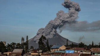 Imagen de archivo de la erupci&oacute;n del volc&aacute;n Sinabung en agosto de 2020