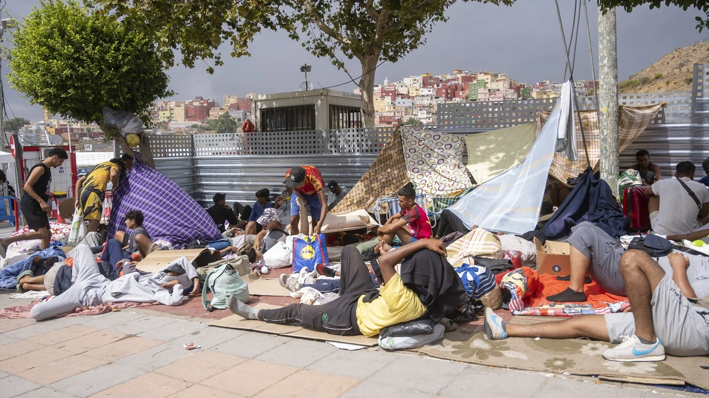 Varias personas migrantes en las calles del barrio de Loma Colmenar. Varias personas migrantes en las calles del barrio de Loma Colmenar.