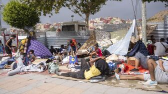 Varias personas migrantes en las calles del barrio de Loma Colmenar.