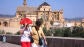 Una viandante se protege del sol con un abanico en C&oacute;rdoba 