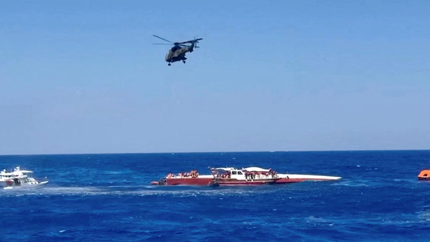 Un helicóptero vuela durante una operación de rescate tras el vuelco de un barco frente a la costa del norte de Chipre. Un helicóptero vuela durante una operación de rescate tras el vuelco de un barco frente a la costa del norte de Chipre.
