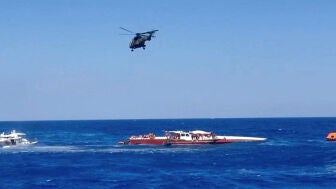 Un helic&oacute;ptero vuela durante una operaci&oacute;n de rescate tras el vuelco de un barco frente a la costa del norte de Chipre.