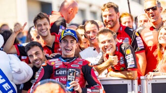 Marc M&aacute;rquez celebra la victoria con el equipo Ducati