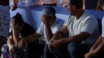 Personas reaccionan mientras se re&uacute;nen junto a un hospital tras el naufragio de una embarcaci&oacute;n de pasajeros frente a la costa de Kyrenia, en el norte de Chipre 