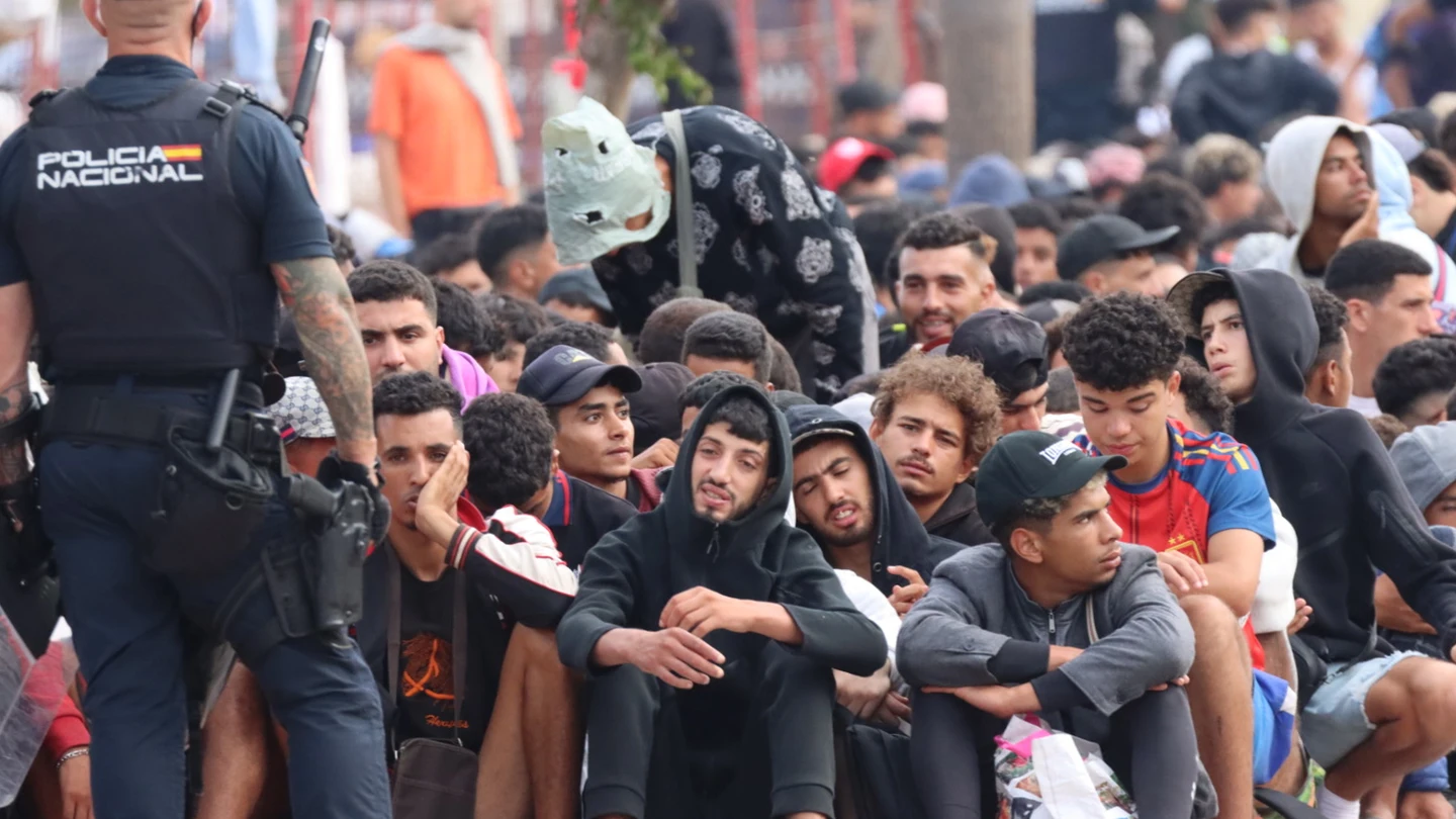 Migrantes frente a la explanada de embotellamiento de Loma Colmenar donde hace casi dos semanas, se habilitó un campamento temporal Migrantes frente a la explanada de embotellamiento de Loma Colmenar donde hace casi dos semanas, se habilitó un campamento temporal