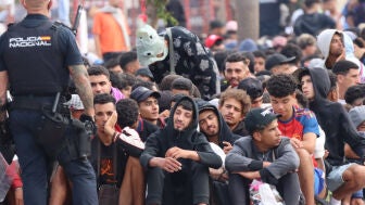 Migrantes frente a la explanada de embotellamiento de Loma Colmenar donde hace casi dos semanas, se habilit&oacute; un campamento temporal