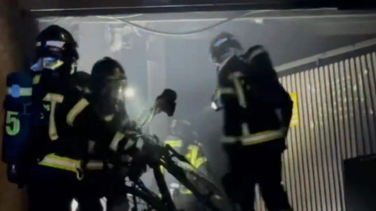 Un joven muere en el incendio de un garaje de bicicletas eléctricas en el distrito de Arganzuela (Madrid) Un joven muere en el incendio de un garaje de bicicletas eléctricas en el distrito de Arganzuela (Madrid)