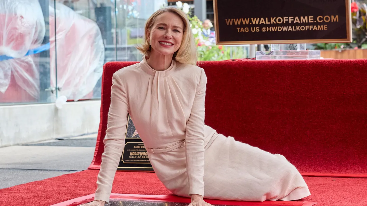 Imagen de archivo de la actriz británica Naomi Watts posando en su estrella del Paseo de la Fama de Hollywood Imagen de archivo de la actriz británica Naomi Watts posando en su estrella del Paseo de la Fama de Hollywood