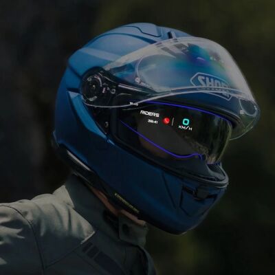 Este casco hace algo muy sencillo que puede ayudar mucho en moto: evita que tengas que bajar la vista