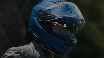 Este casco hace algo muy sencillo que puede ayudar mucho en moto: evita que tengas que bajar la vista