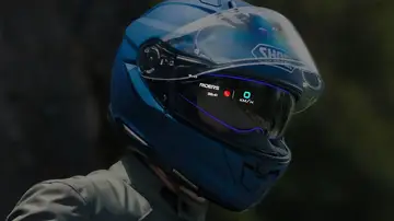 Este casco hace algo muy sencillo que puede ayudar mucho en moto: evita que tengas que bajar la vista Este casco hace algo muy sencillo que puede ayudar mucho en moto: evita que tengas que bajar la vista