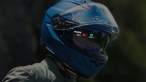Este casco hace algo muy sencillo que puede ayudar mucho en moto: evita que tengas que bajar la vista Este casco hace algo muy sencillo que puede ayudar mucho en moto: evita que tengas que bajar la vista