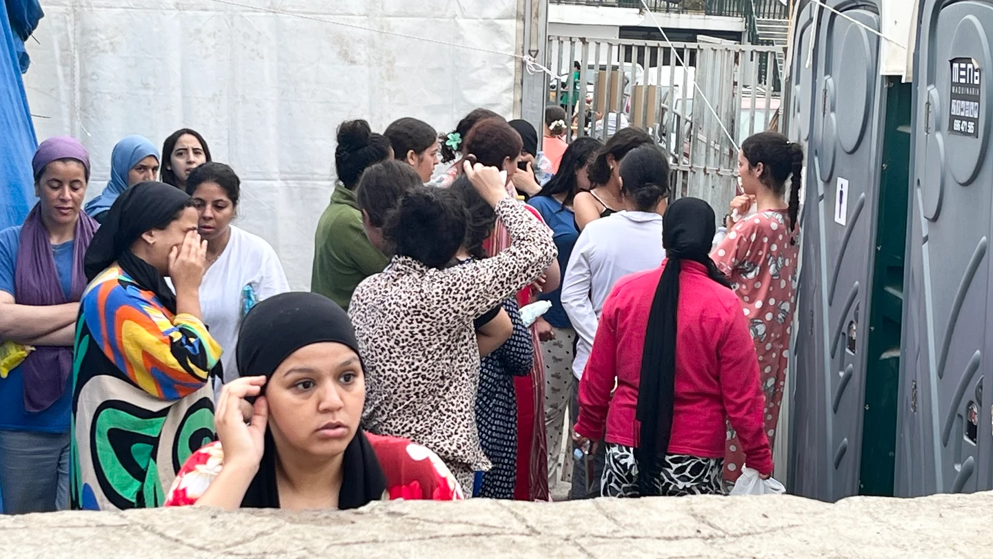 Mujeres y menores a la espera de ser reubicadas en el nuevo centro temporal para inmigrantes en el centro de hípica en Ceuta, este martes. Mujeres y menores a la espera de ser reubicadas en el nuevo centro temporal para inmigrantes en el centro de hípica en Ceuta, este martes.