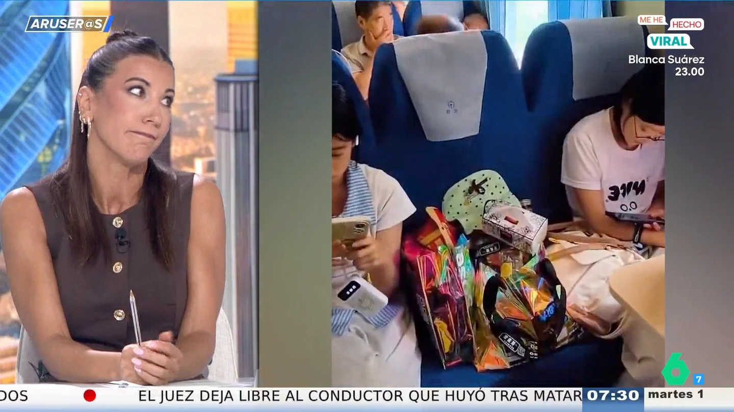 Dos chicas pagan un billete extra para dejar sus 'snacks' y los pasajeros que viajan de pie estallan Dos chicas pagan un billete extra para dejar sus 'snacks' y los pasajeros que viajan de pie estallan