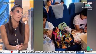  Dos chicas pagan un billete extra para dejar sus 'snacks' y los pasajeros que viajan de pie estallan