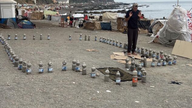 MIgrantes crean una zona para rezar en la playa del Trampol&iacute;n.