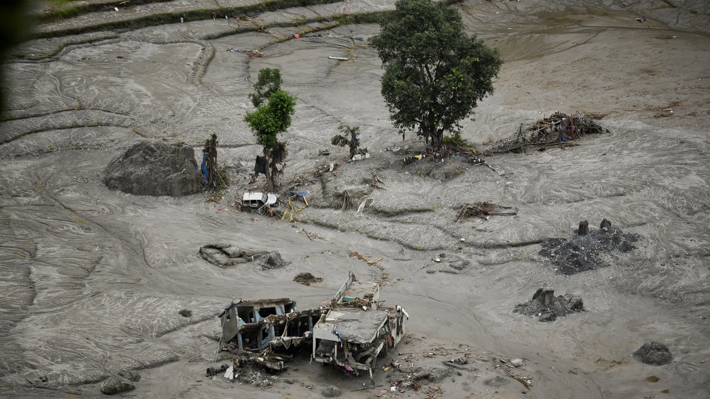 Una vista aérea muestra edificios y un automóvil dañados y cubiertos de barro cerca del río Trishuli tras las riadas en Nepal Una vista aérea muestra edificios y un automóvil dañados y cubiertos de barro cerca del río Trishuli tras las riadas en Nepal